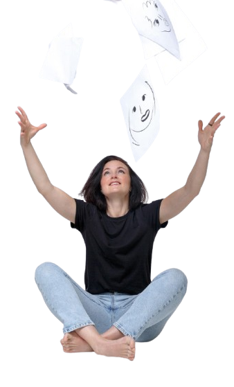 Femme souriante qui jette des feuilles sur lesquelles sont dessiné des visages d'elle tristes et angoissés