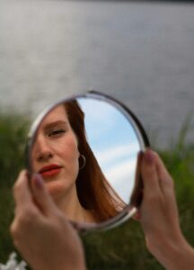 Femme se regardant dans un miroir. Moment d'introspection