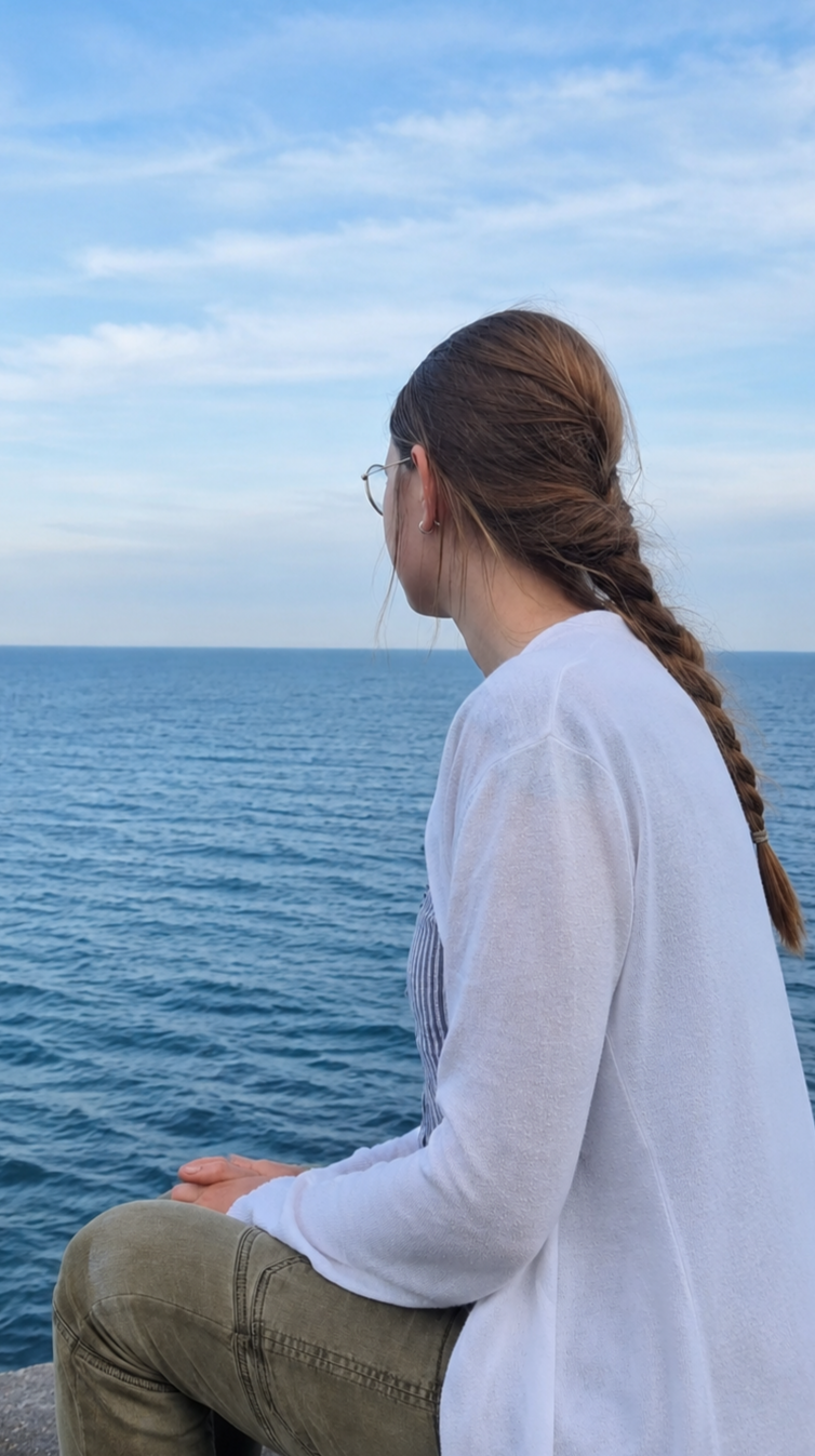 Alice, psychologue, est assise sur des rochers face à l'horizon et l'immensité de la mer. Elle songe au sens de la vie et à son avenir.